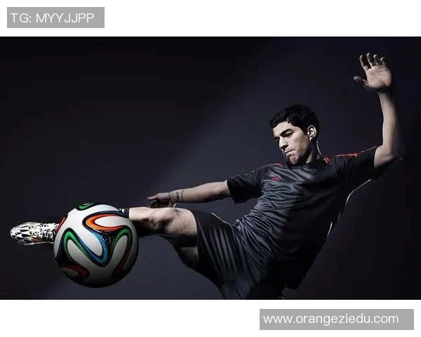 手绘T恤展现足球明星魅力与女孩青春活力的完美结合 手绘T恤展现足球明星魅力与女孩青春活力的完美结合